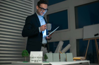 Kahve içme sakin erkek mühendis