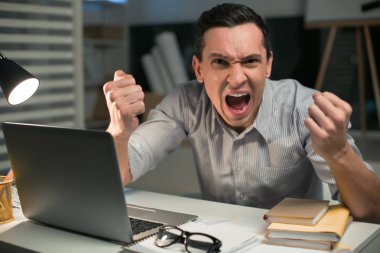 Deli erkek çalışan iş ile aşırı yükleme