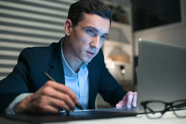 Pensativo atractivo hombre de negocios proyectando edificio — Foto de Stock