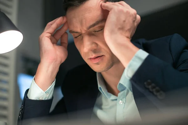 Lindo hombre de negocios tranquilo cansado del trabajo —  Fotos de Stock
