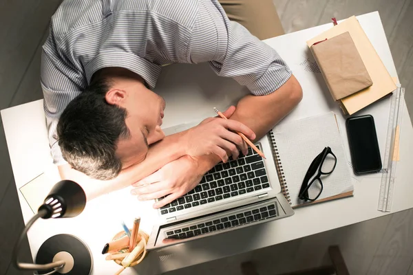 Attraktiv manlig anställd sover på jobbet — Stockfoto