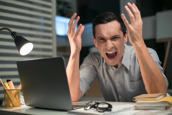 Irritado empregado masculino demonstrando raiva — Fotografia de Stock