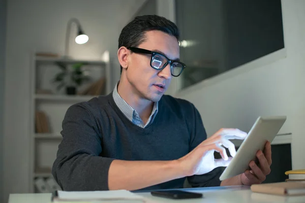 Programa profesional de escritura de programador masculino —  Fotos de Stock