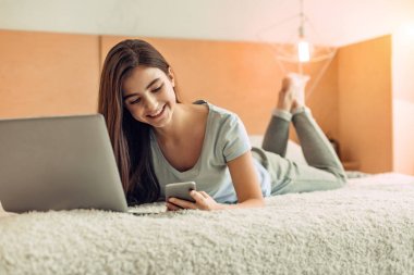 Sevimli genç kız video izlerken telefonunu kontrol