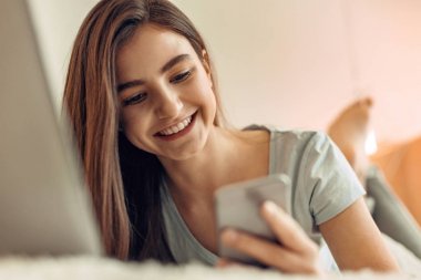 Genç kızın telefonu bildirimleri kontrol yakın çekim