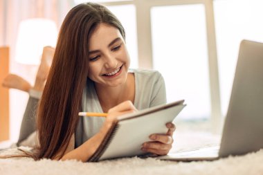 Hoş kız öğrenci finale hazırlanıyor