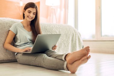 Proje üzerinde çalışırken onu laptop kullanan güzel genç kız