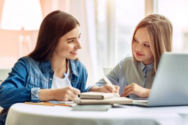 Ev atama birlikte yaptığı neşeli arkadaşlarım