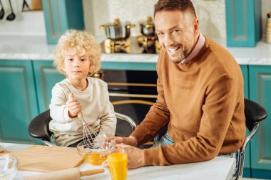 Sevimli güzel çocuk dayak yumurta