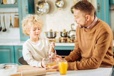 Güzel bakım baba oğlu ile pişirme