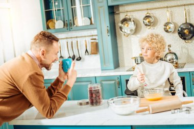 Pozitif neşeli adam oğluna söz