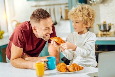 İyi hoş çocuk babası besleme