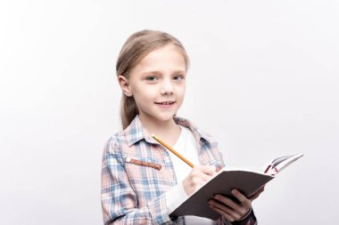 Sevimli küçük kız bir defterde yazılı