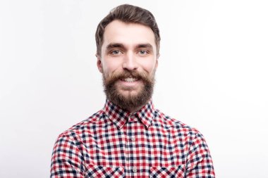 Checked tişörtlü büyüleyici sakallı adam portresi