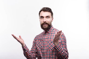 Sakallı genç adam hakkında bir şey şok bakan