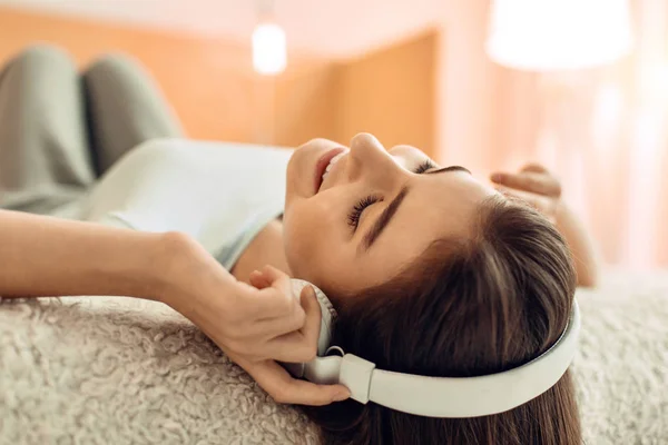 Close up de menina adolescente ouvindo música — Fotografia de Stock