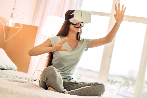 Chica adolescente alegre jugando con auriculares VR —  Fotos de Stock