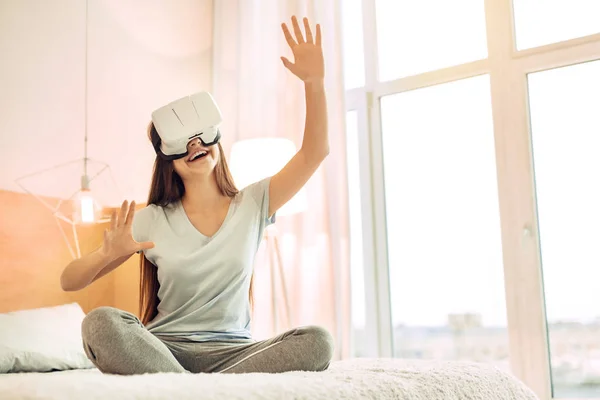 Happy gadis remaja mencoba headset VR — Stok Foto