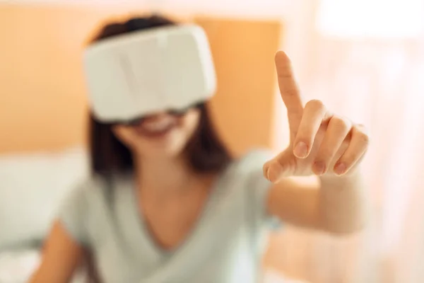Allegro adolescente ragazza indossa auricolare realtà virtuale — Foto Stock