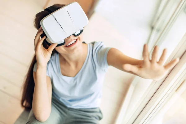 Vista superior de la chica alegre jugando con auriculares VR —  Fotos de Stock