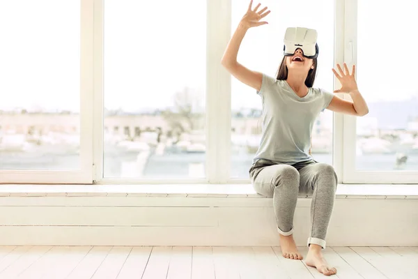 Вид девочки-подростка, испытывающей виртуальную реальность — стоковое фото