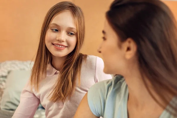Ευχάριστο κορίτσι κοιτάζοντας την αδερφή με χαμόγελο — Φωτογραφία Αρχείου
