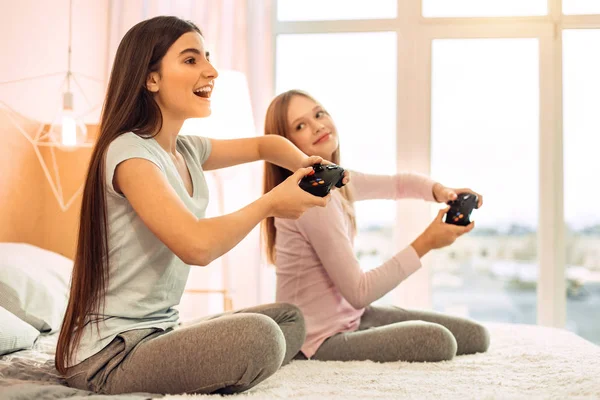 Alegre adolescente amigos disfrutando de los videojuegos —  Fotos de Stock