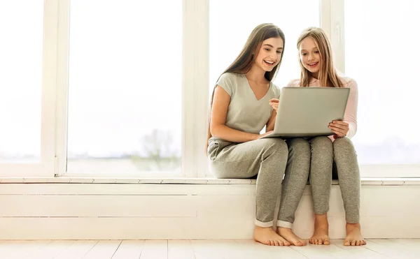 Fröhliche Teenager-Mädchen wählen Film zum Anschauen — Stockfoto