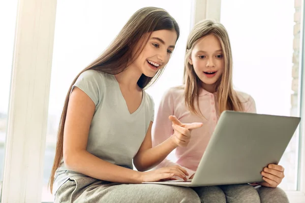 Agradable adolescente niñas elegir películas para la noche de cine —  Fotos de Stock