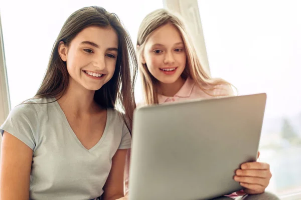 Leende tonårsflickor titta på videor tillsammans — Stockfoto