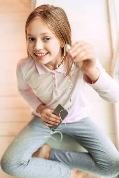 Menina adolescente agradável sugerindo ouvir música — Fotografia de Stock