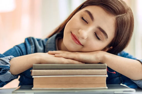 Close up de estudante adolescente dormindo em pilha de livros — Fotografia de Stock