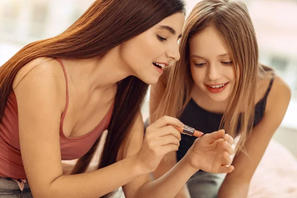 Angenehme Teenager-Mädchen testen Farbe des Lippenstifts — Stockfoto