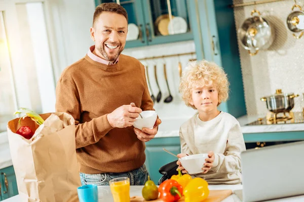 肯定的なうれしそうな父と息子の朝食を食べて — ストック写真