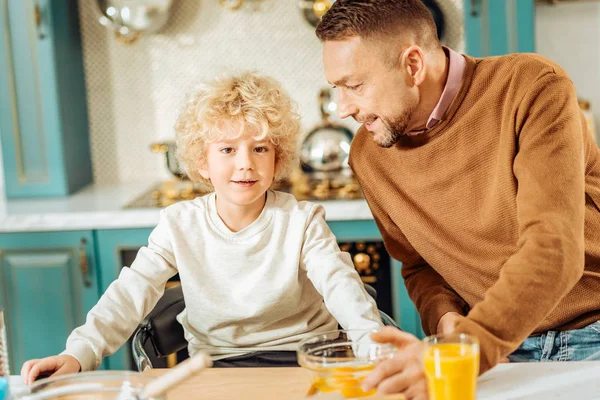 テーブルに座ってかわいい幸せな少年 — ストック写真