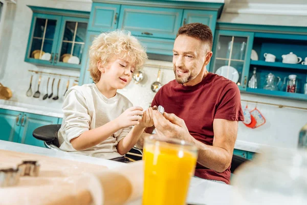 Agradable lindo niño pasar tiempo con su padre —  Fotos de Stock