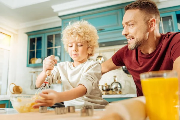 Giovane ragazzo positivo concentrandosi sulla cucina — Foto Stock