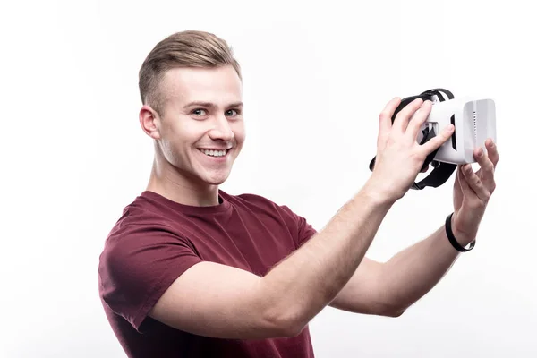 Agradable hombre que está a punto de ponerse un auricular VR — Foto de Stock