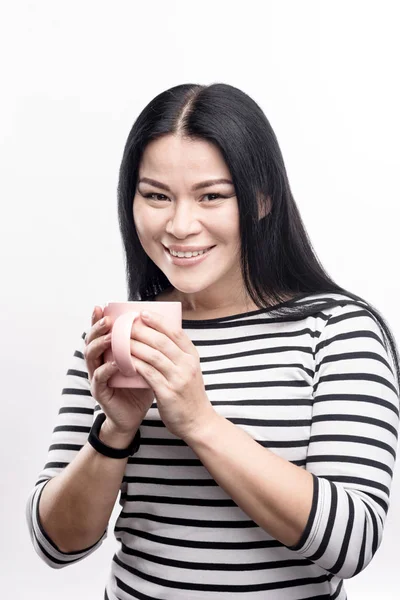 Adorable femme coupant sa tasse de café dans ses mains — Photo