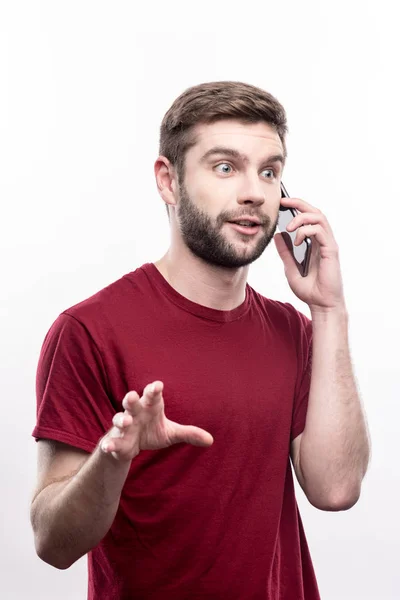 Homem agradável emocionalmente falando ao telefone — Fotografia de Stock