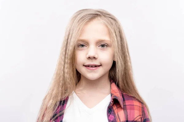 Porträtt av ljushårig liten flicka leende — Stockfoto