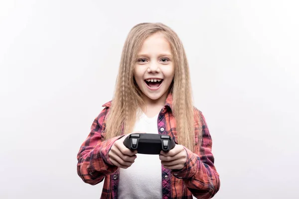 Upbeat niña jugando videojuegos —  Fotos de Stock