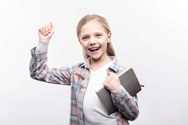 Menina otimista sendo feliz sobre boas marcas — Fotografia de Stock