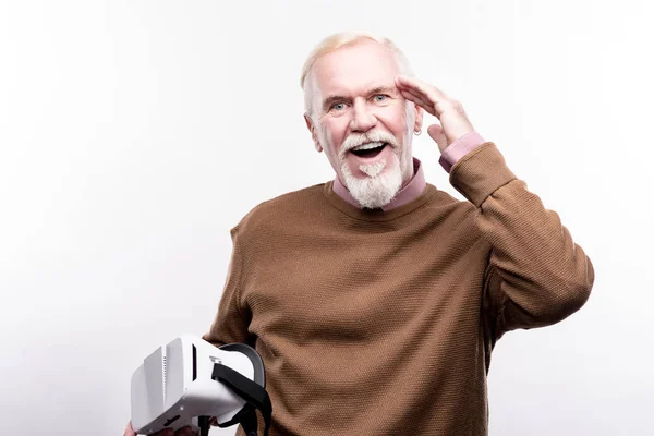 Uomo anziano piacevolmente sorpreso dall'esperienza VR — Foto Stock
