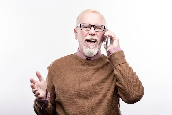 Uomo anziano avere una conversazione emotiva al telefono — Foto Stock