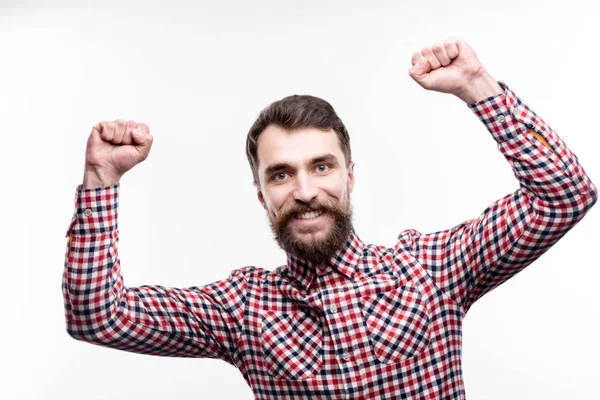 Бородатий чоловік піднімає руки після успіху — стокове фото