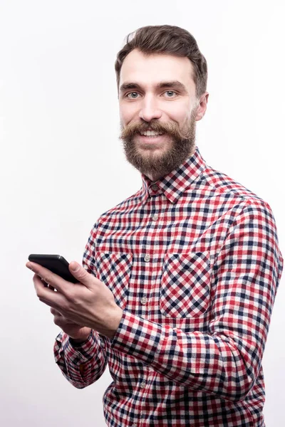 Sorrindo homem posando enquanto mensagens de texto alguém — Fotografia de Stock