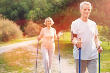 Neşeli aile koltuk değneği yardımıyla yürüyen