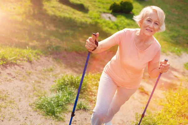 La anciana optimista descansando al aire libre — Foto de Stock