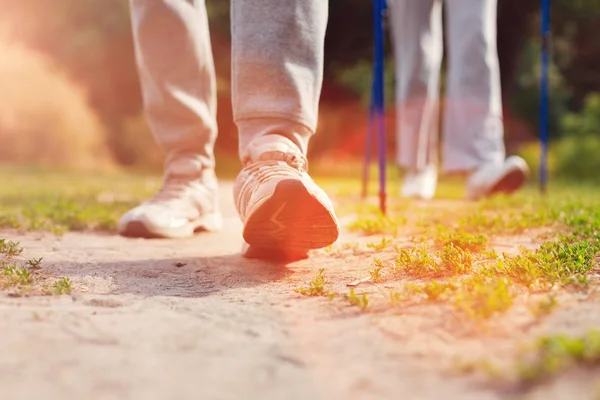 Close up de idosos família andando com muletas — Fotografia de Stock